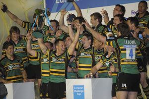 Gracze Northampton Saints z pucharem Euro Challenge